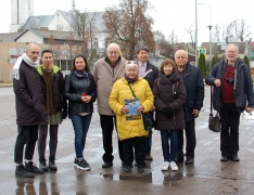 Viekšnių seniūnas Kornėlijus Kryžius (antras iš dešinės) supažindina žurnalistus su miestu. Reginos Kubertavičienės nuotrauka